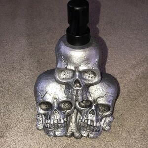 Goth Halloween Skull‎ Skulls Soap Dispenser Silver Black
